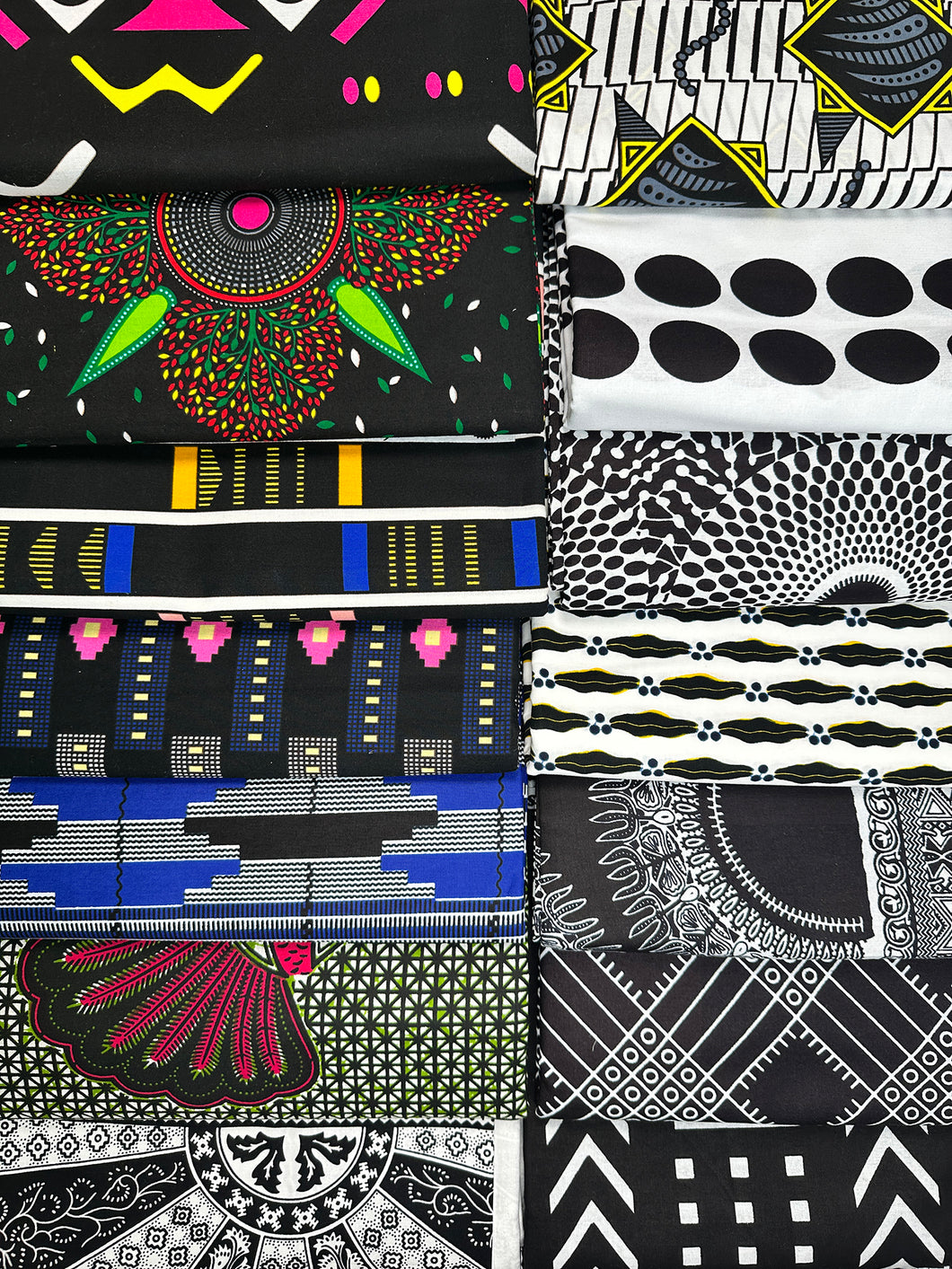 Black, White & a Pop of Color - Giant Clam Toss Quilt Kit